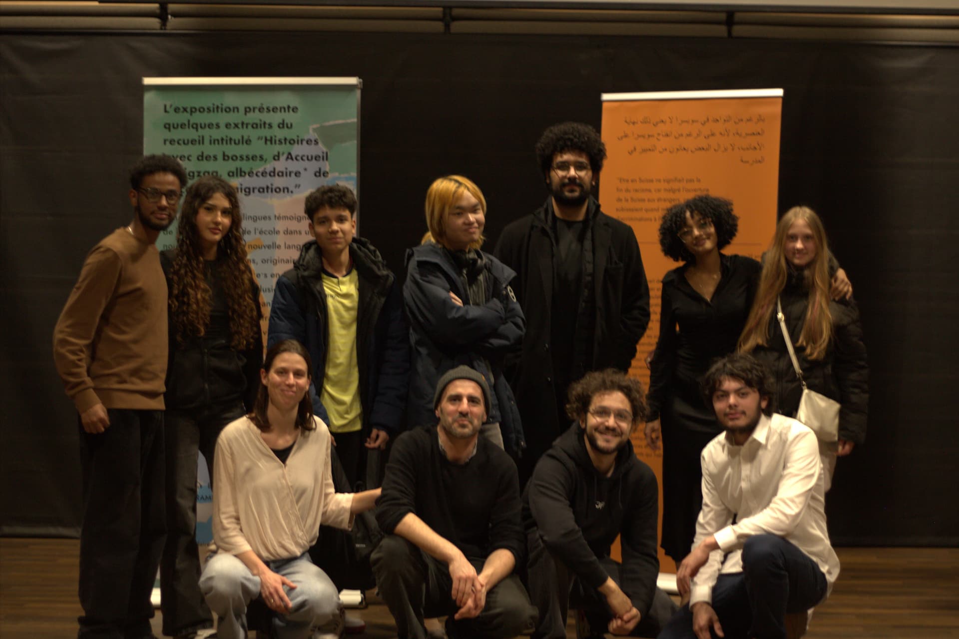 Photo de groupe des membres de Trames devant les panneaux de l'exposition de l'association