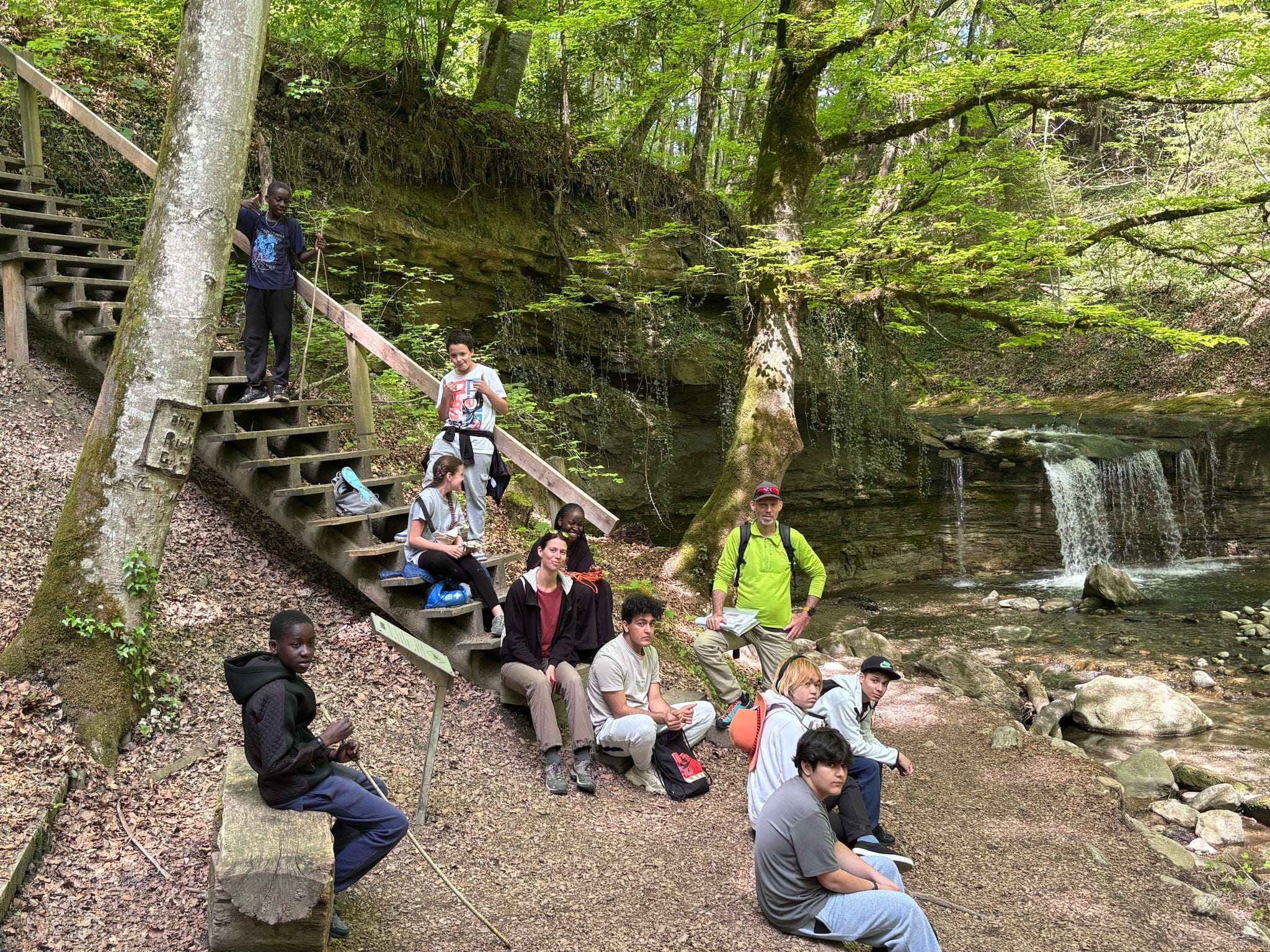 Histoire de la terre sur le chemin de la cascade